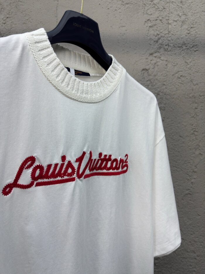 T-shirt bianco Louis Vuitton con ricamo rosso e dettaglio a costina, stile casual ed elegante.