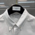 Camicia bianca Thom Browne, classica ed elegante, Made in Italy, perfetta per ogni occasione.