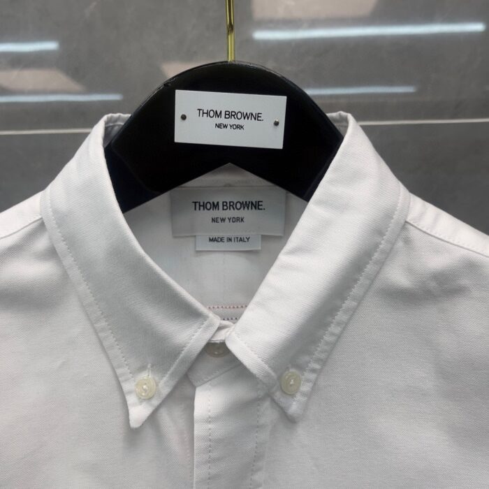 Camicia bianca Thom Browne, classica ed elegante, Made in Italy, perfetta per ogni occasione.