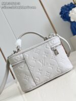 Borsa elegante grigia in pelle embossata con manico corto e tracolla removibile.