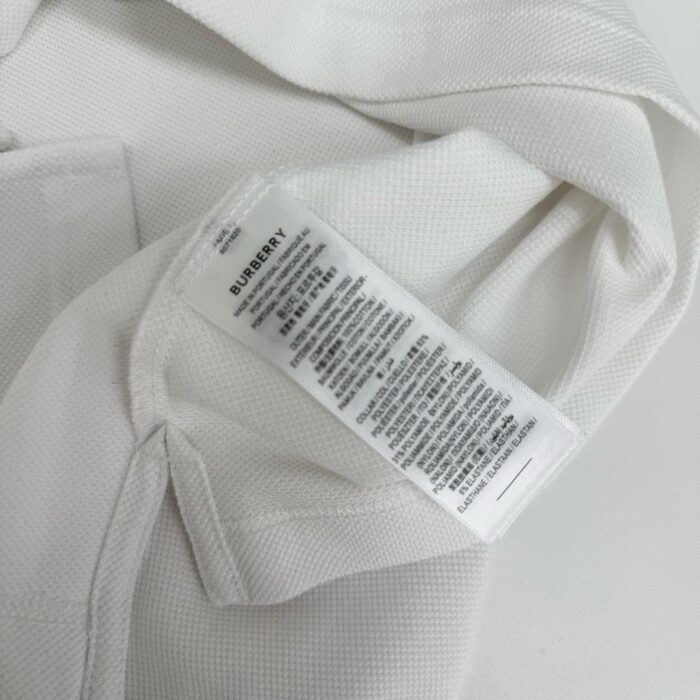 Tessuto bianco di alta qualità con etichetta di cura, elegante e resistente.