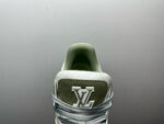Sneaker uomo bianco e grigio con logo LV, stile moderno, alta qualità e comfort elegante.