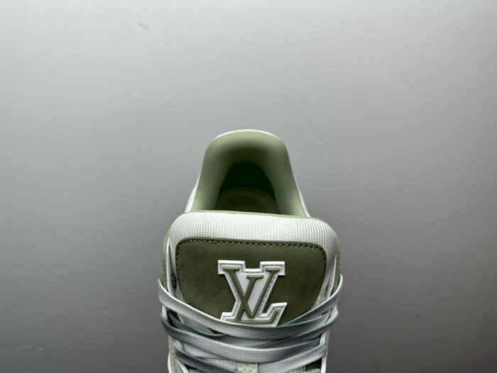 Sneaker uomo bianco e grigio con logo LV, stile moderno, alta qualità e comfort elegante.