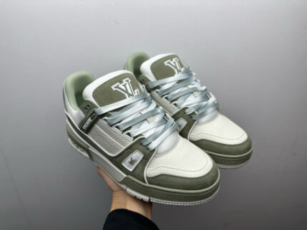 Sneakers di lusso bianche e verdi con logo LV, stile elegante e comfort quotidiano.