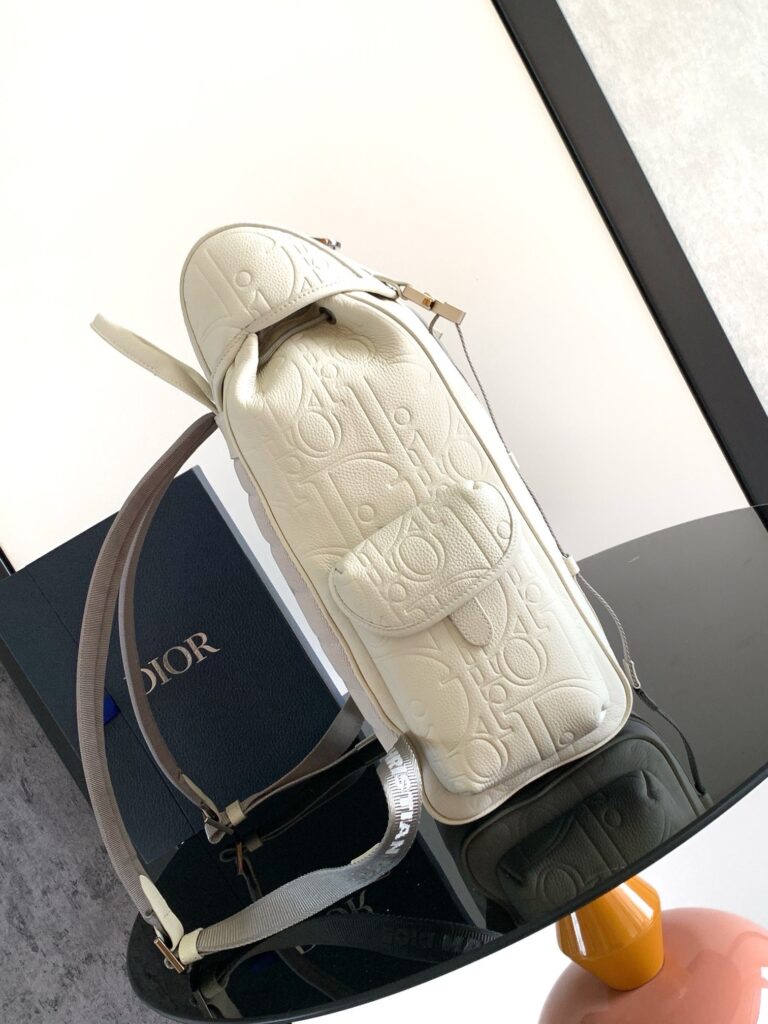Borsa di lusso bianca in pelle con logo embossato, tracolla iridescente e design elegante.