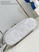 Borsa di lusso bianca con logo embossato e tracolla in chain, stile elegante e versatile.