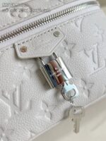 Borsa Louis Vuitton bianca in pelle con chiusura a lucchetto e dettagli eleganti.