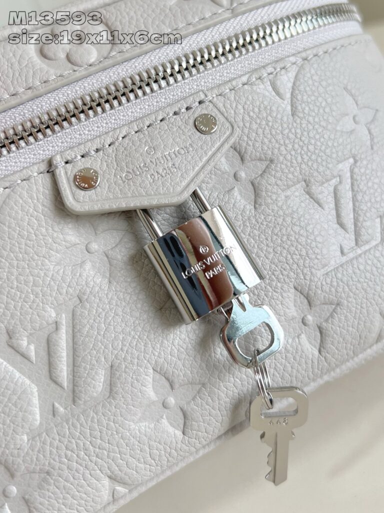 Borsa Louis Vuitton bianca in pelle con chiusura a lucchetto e dettagli eleganti.