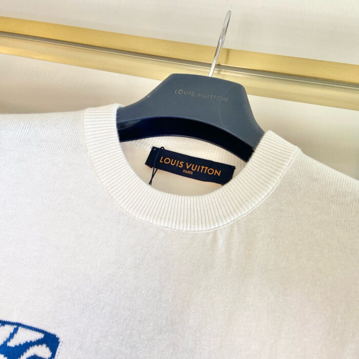 Maglione Louis Vuitton bianco di lusso con collo a coste, elegante e di alta moda.