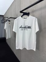 T-shirt bianco Louis Vuitton, elegante stile minimalista, perfetto per un look di lusso raffinato.
