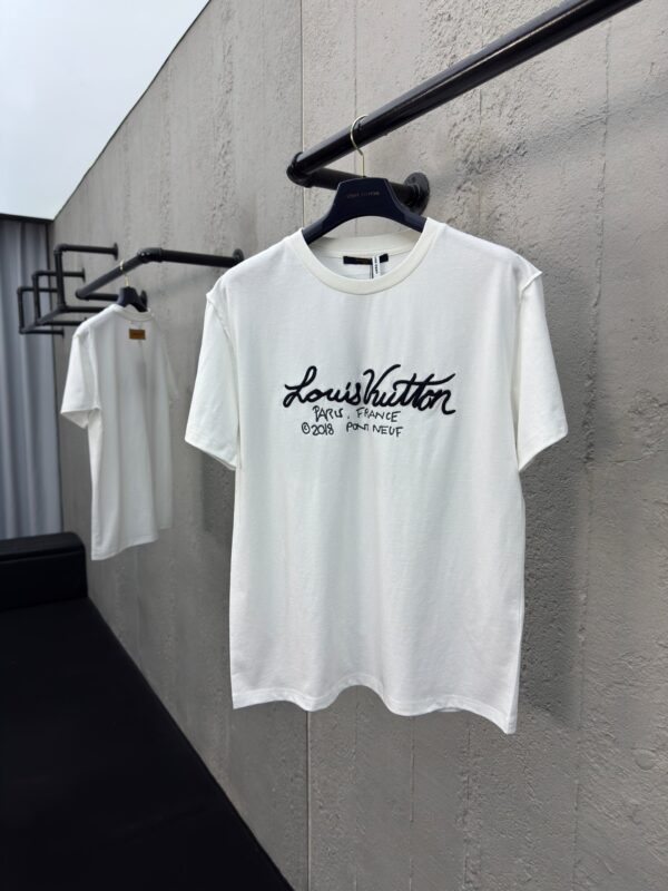 T-shirt bianco Louis Vuitton, elegante stile minimalista, perfetto per un look di lusso raffinato.