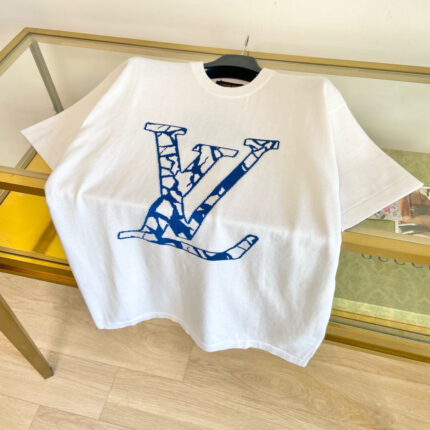 T-shirt oversize bianco Louis Vuitton con logo artistico a crepa, stile casual e di lusso.