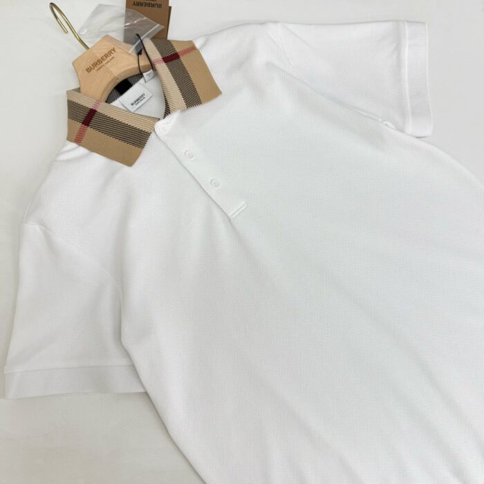 Poloshirt bianco con colletto check elegante, tessuto traspirante e stile sofisticato.
