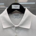 Maglietta polo bianca di lusso Thom Browne Italy, stile minimalista e dettagli di alta qualità.