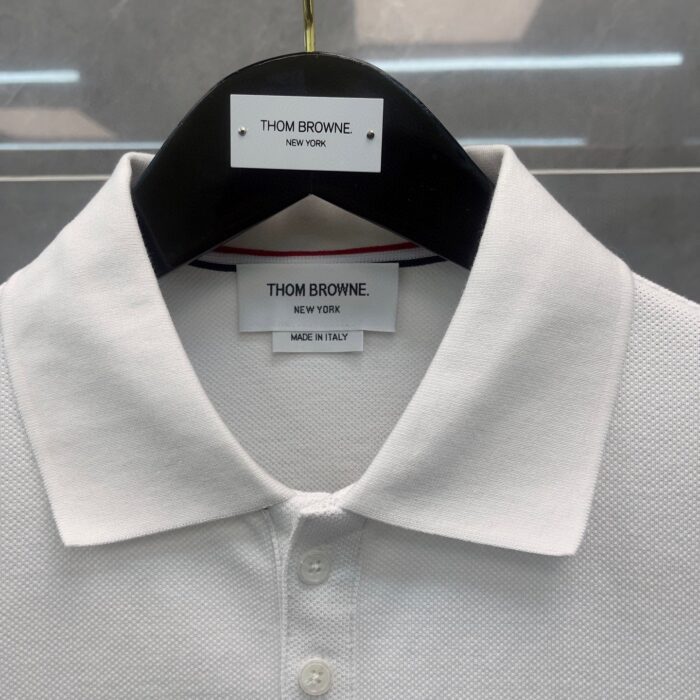 Maglietta polo bianca di lusso Thom Browne Italy, stile minimalista e dettagli di alta qualità.