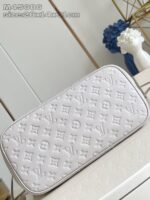 Borsa bianca di lusso con logo embossato, design elegante e dimensioni compatte.
