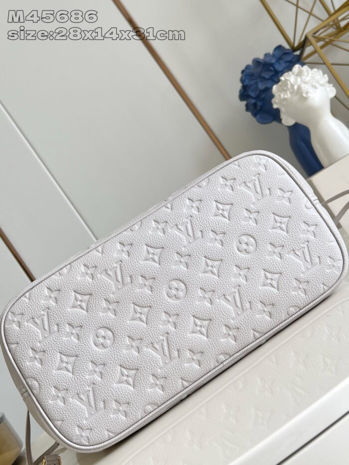 Borsa bianca di lusso con logo embossato, design elegante e dimensioni compatte.