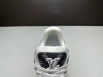 Sneaker di lusso nera e bianca dal design elegante con logo in rilievo e dettagli raffinati.