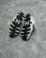 Sneakers di lusso bianche con logo esclusivo, stile moderno e comfort elevato.