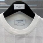 Maglia bianca Thom Browne con etichette Made in Italy, stile elegante e qualità premium.