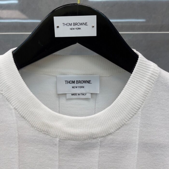 Maglia bianca Thom Browne con etichette Made in Italy, stile elegante e qualità premium.