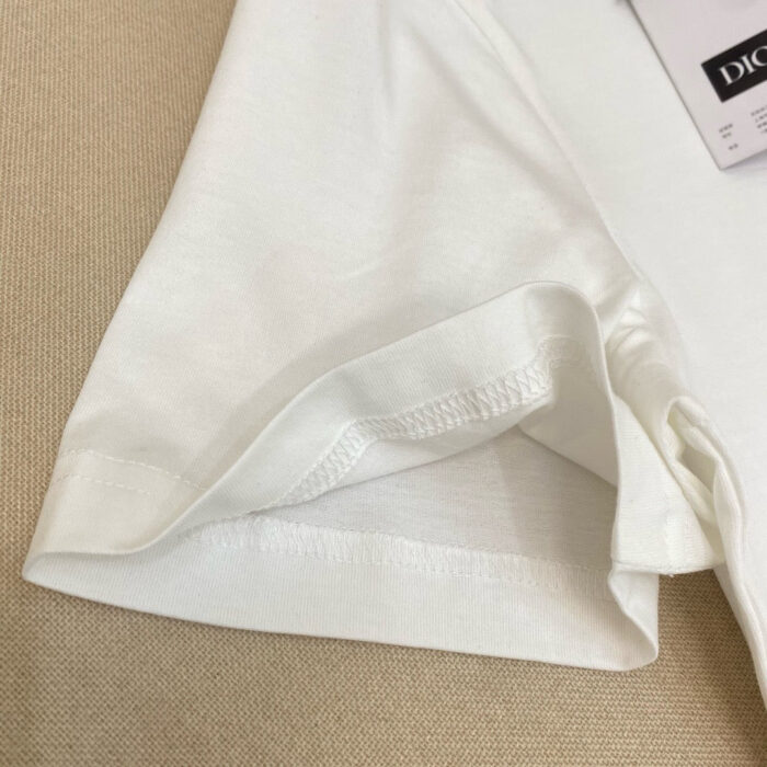 Maglietta Bianca Dior di Lusso in Cotone con Cuciture Precise e Dettagli Eleganti