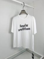 Maglietta bianca Louis Vuitton con logo creativo e stile minimalista, perfetta per un look di tendenza.