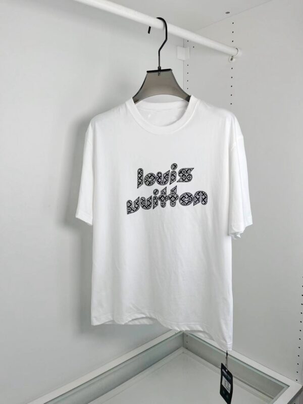 Maglietta bianca Louis Vuitton con logo creativo e stile minimalista, perfetta per un look di tendenza.