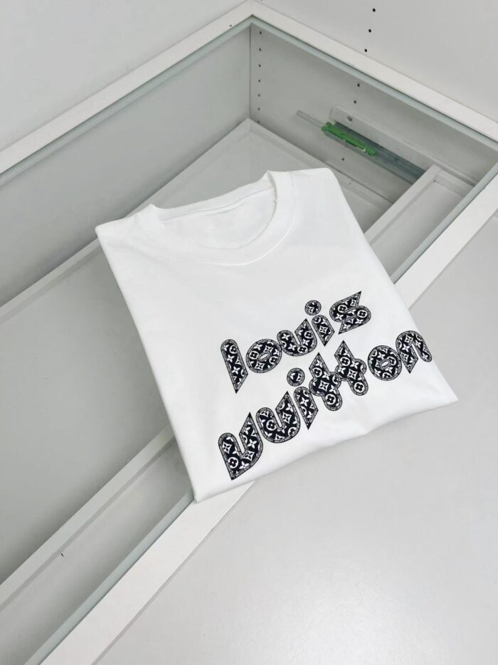 Maglietta bianca Louis Vuitton in esposizione di lusso, elegante e minimalista.