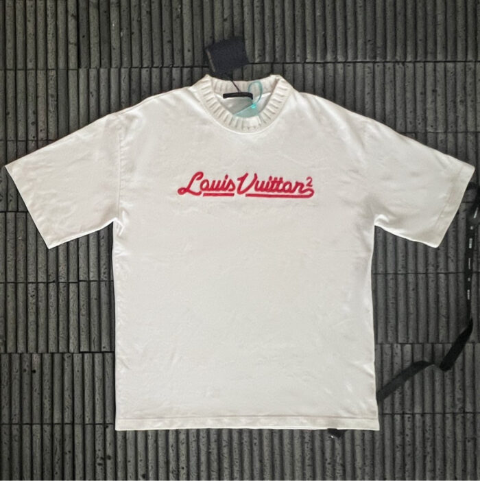 Maglietta bianca Louis Vuitton con logo rosso e design moderno, di lusso e casual.