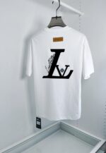 T-shirt bianca di lusso con logo stilizzato e dettaglio in pelle, stile moderno ed elegante.