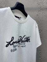 T-Shirt bianca Louis Vuitton Paris Neuf, elegante e casual, con logo stilizzato e dettaglio © 2018.