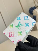 Portafoglio Louis Vuitton colorato con motivi floreali e monogramma moderno in pelle di lusso.