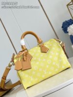 Borsa gialla di lusso con dettagli in pelle e hardware dorato, stile elegante e moderno.