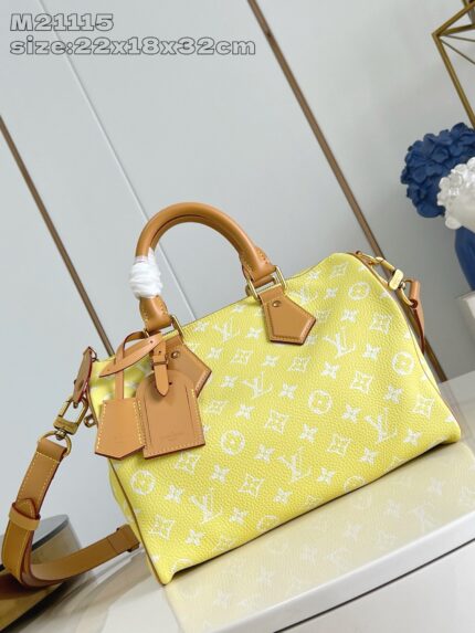 Borsa gialla di lusso con dettagli in pelle e hardware dorato, stile elegante e moderno.