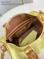 Borsa Louis Vuitton gialla con interno spazioso, organizer e dettagli di lusso elegante.
