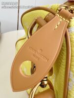 Borsa Louis Vuitton gialla con dettagli in pelle e hardware dorato, stile elegante e sofisticato.