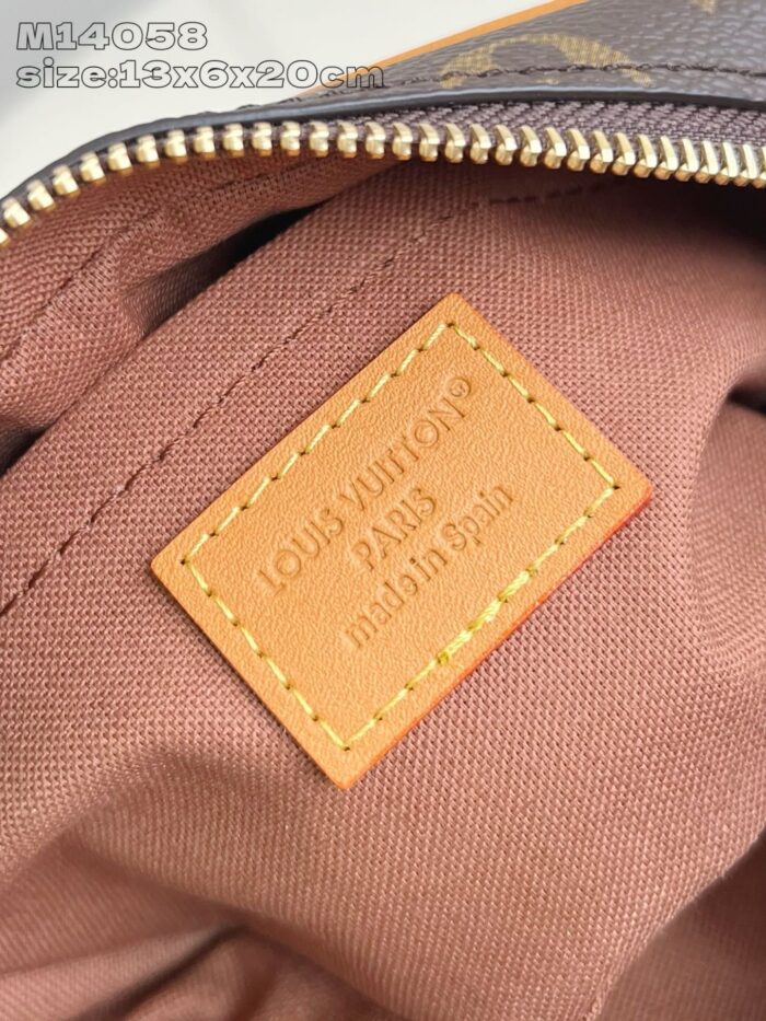 Etichetta autentica Louis Vuitton in borsa di lusso, dettaglio di alta qualità e stile raffinato.