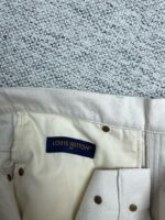 Etichetta interna Louis Vuitton su abbigliamento di lusso, dettagli eleganti e materiali pregiati.