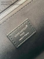 Etichetta in pelle Louis Vuitton Made in France su accessorio di lusso.