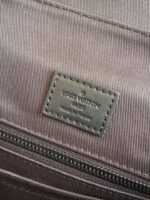Etichetta interna Louis Vuitton di lusso su borsa elegante e con dettagli di alta qualità.
