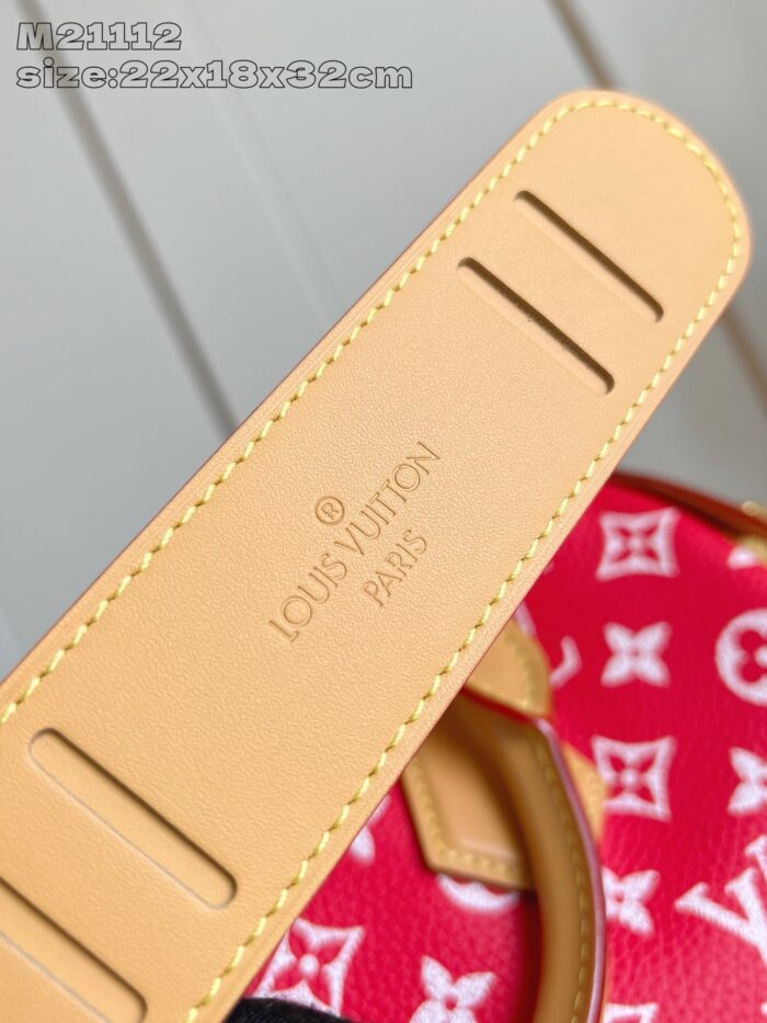 Borsa Louis Vuitton con manico in pelle e motivo monogramma su sfondo rosso elegante.