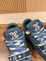 Sneakers Louis Vuitton in denim blu, logo LV, stile luxury casual, dettagli di alta qualità.