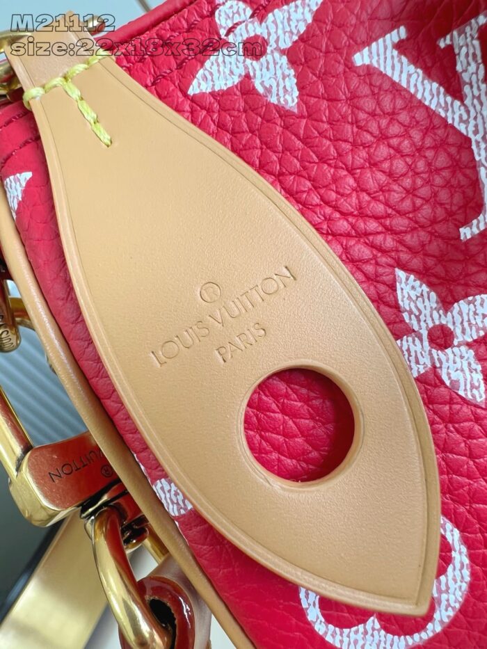 Borsa Louis Vuitton in pelle rossa con logo embossato e dettagli monogramma raffinati.
