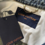 Etichetta interna Louis Vuitton con logo in rilievo e dettaglio elegante.