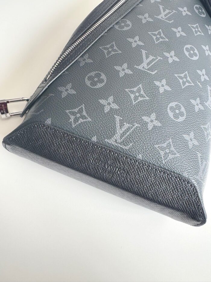 Pochette elegante in gray con monogramma iconico, zip argentata e design raffinato.