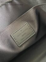 Interno di una borsa Louis Vuitton con logo in pelle e dettagli di alta qualità.