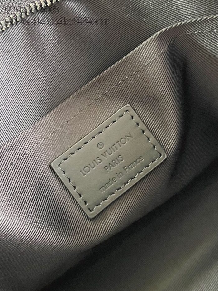 Interno di una borsa Louis Vuitton con logo in pelle e dettagli di alta qualità.