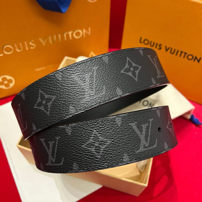 Cintura Louis Vuitton Monogram e confezioni di lusso in pelle, elegante e di alta qualità.