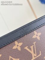Dettaglio in pelle e monogramma Louis Vuitton su accessorio di lusso elegante.